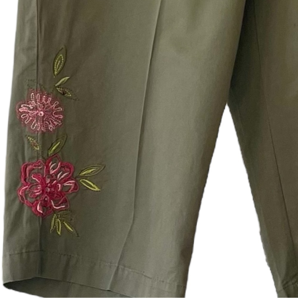 Alfred Dunner capri pants, size 10P, cotton, pretty embroidery on one leg, EUC - Picture 3 of 5